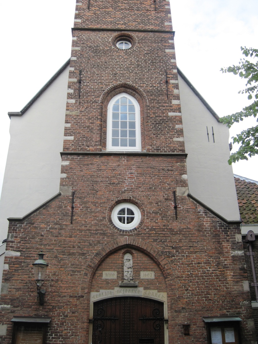 17-Amsterdam-- Facciata dela chiesa riformata all'interno della zona delle Beghine